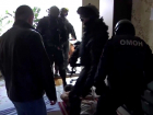 Появилось видео задержания двух волгодонцев, похищавших деньги у тяжелобольных людей