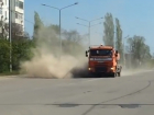 Огромные клубы пыли окутали квартал В-9 во время уборки дорог Волгодонска