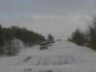 8 машин и школьный автобус застряли в снегу на автодороге Зимовники-Элиста