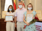 Волгодонских выпускников наградили памятными знаками и премией главы администрации  