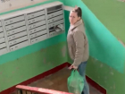 Решила мстить: в Волгодонске многодетная мать заваливает мусором двери и почтовый ящик обидчицы после семилетней ссоры