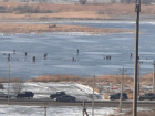Рискуя собственной жизнью, десятки рыбаков продолжают выходить на тонкий лед в Волгодонске 