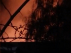 В Волгодонске ночной пожар на заброшенном заводе рядом с судоходным каналом  попал на видео