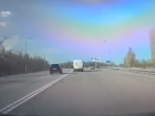 Через две сплошные: опасный маневр иномарки на выезде из Волгодонска шокировал водителей 
