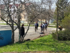 Волгодонские школьники из лицея №11 наводят порядок в сквере Дружба