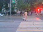 Голый мужчина с розовым велосипедом устроил прогулку по Волгодонску