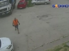 В Волгодонске парковка у мусорных баков закончилась «сюрпризом» на капоте