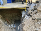 «Уже залили бетон»: жильцов Горького, 91 заверили, что яму у подъезда скоро закопают