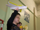 В Волгодонске школьники запустили самолеты под крышу спортзала