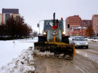Улицы Волгодонска чистит от снега огромный «Кировец»