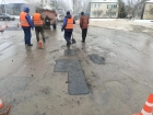 Им морозы не страшны: коммунальщики «латают» ямы на дорогах Волгодонска