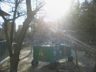  В Волгодонске дерево упало на игрушечный паровозик со Смешариками в детском саду