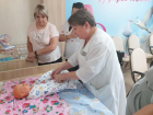 Сквозь тревоги к радости материнства: будущих мам Волгодонска научили пеленать малышей
