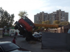 Во время строительства новых ларьков на месте «десятки» по улице Маршала Кошевого упал кран
