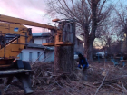 Аварийно-опасные деревья убрали в старой части Волгодонска