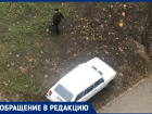 Пожилой водитель из Волгодонска дерзко проехался по тротуару и припарковал свою машину на газоне 
