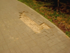 Поливальная машина разрушила пешеходную дорожку в парке "Дружба" в Волгодонске! - читатель