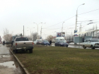 Любитель нестандартной парковки на пикапе трамбует волгодонские газоны – читатель «Блокнота»