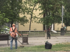 Активную борьбу с зарослями в Волгодонске ведут 52 косаря с одной роторной косилкой 