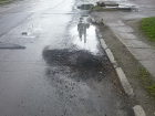 Неубранная после ремонта дороги асфальтовая крошка забивает ливневую канализацию на Гагарина