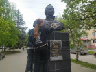 Юные казаки Волгодонска отмыли памятник атаману Платову и привели в порядок одноименный сквер