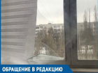 Пласты облетающей обшивки выбили окна в доме на проспекте Строителей в Волгодонске 