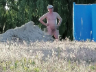 «Без трусов, но в шляпе»: голый мужчина и его половой орган привлекли внимание волгодонцев на пляже