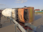 Автомиксер с 9 тоннами бетона перевернулся в Волгодонске на спецдороге у третьего моста