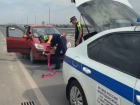 Симпатичную автоледи выручили из беды сотрудники ДПС  на новом мосту в Волгодонске
