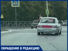 Студентов едва не сбил, и дедушку чудом объехал: что творит лихач на дороге 