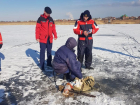 О безопасном поведении на льду спасатели лично напомнили любителям зимней рыбалки