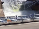 Устрашающие и редкие кадры переливающейся через шандоры воды на Цимлянской ГЭС