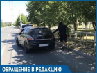 В центре Волгодонска мужчина в черном балахоне срезал охапку роз с городской клумбы