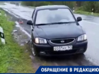 Глубокая яма на трассе Ростов-Волгодонск повредила сразу три автомобиля