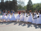 В Волгодонске пятнадцать невест устроили танцевальный флешмоб