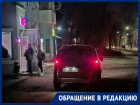 На «парковочный террор» обратили внимание жители исторического дома на улице Ленина