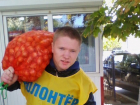 В Волгодонске волонтеры помогли пенсионерам донести сумки с продуктами