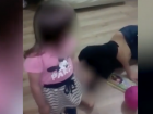 Волгодончанка сняла на видео полуночные пляски детей рядом со спящей на полу пьяной мамой 