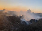 Ядовитый дым плывет к домам: под Волгодонском загорелось огромное хранилище навоза