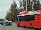 «Водитель года» по-волгодонски: лихач на иномарке развернулся через две сплошные и чуть не врезался в автобус 