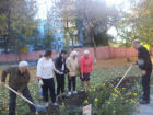 Активисты высадили цветочную аллею в пансионате для престарелых