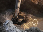 Тряпки и прочий мусор извлекли из разрушенной трубы коллектора в Волгодонске
