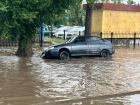 В Волгодонске автомобиль с детьми во время шторма провалился в ливневую канализацию напротив администрации города