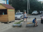 Настойчивые волгодонцы установили новые бетонные клумбы взамен демонтированных на въезде во двор