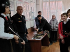 Волгодонские школьники примерили бронежилеты и увидели в работе эксперта криминалиста 