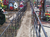 Из деталей забора жители Красного Яра умудряются выкладывать дорожки между могилками.