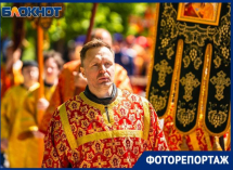 Волгодонск облачился в празднично-красный: православные верующие прошли Крестным ходом по улицам города