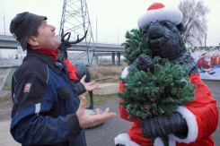 Шиномонтажник-волшебник: Вячеслав Горюнов дарит Волгодонску сказку из старых автопокрышек