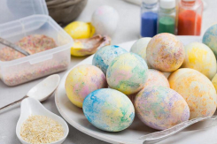 Не только луковая шелуха: 5 стильных и экологичных способов покрасить яйца к Пасхе