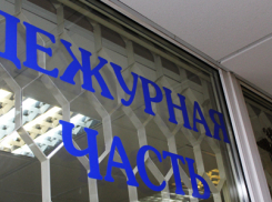 В Дубовском мужчина украл из чужого гаража шлифовальную машинку, не постеснявшись хозяина